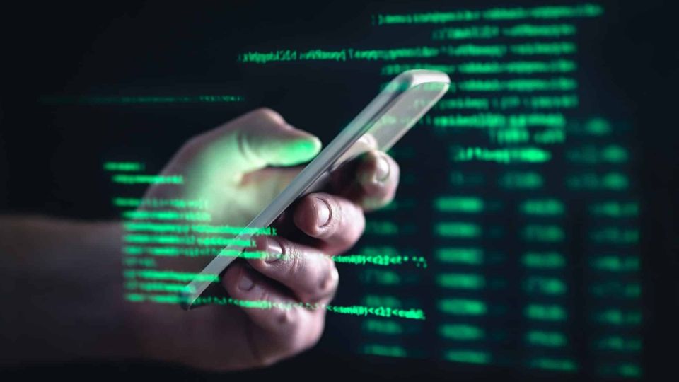 Fraude y espionaje: a esto le temen los mexicanos al usar aplicaciones en sus celulares