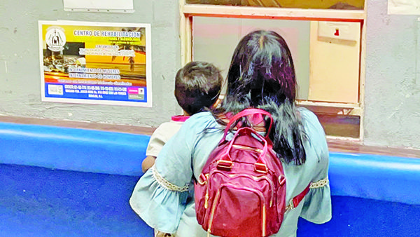 Lanza a esposa e hijo de moto en marcha
