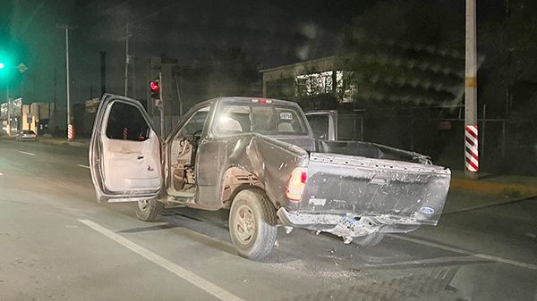 Potente choque entre camioneta y automóvil