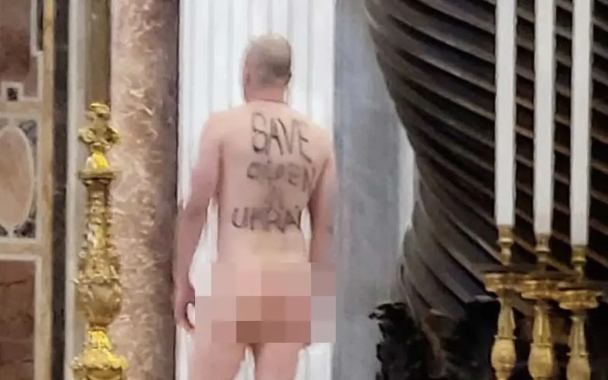 Protesta desnudo en Basílica de San Pedro por guerra de Ucrania