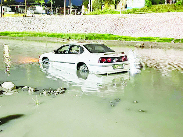 Ebrio conductor aterrizó en pleno Río Monclova