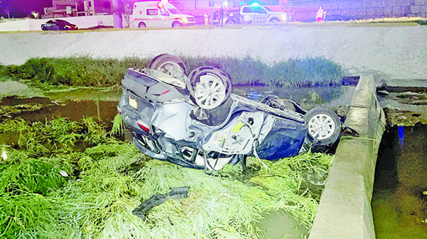 Conductor alterado vuelca en el Río