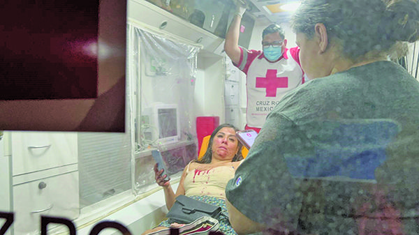 Golpean a mujer en la vía pública y huyen de la escena en InDriver