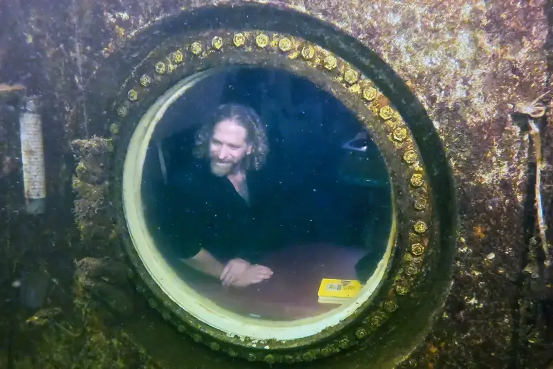 Después de 100 días, el científico de Florida «Dr. Deep Sea» reaparece tras batir el récord de vida bajo el agua