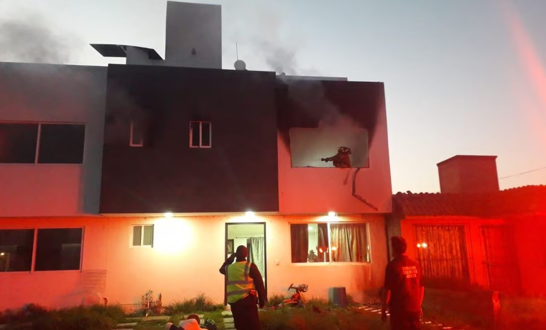Sujeto incendia casa con sus 3 hijos dentro luego de presuntamente asesinar a su esposa en San Mateo Atenco