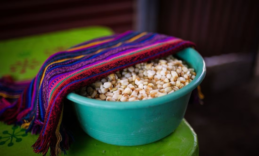 ¿Por qué se le agrega cal al maíz para hacer tortillas?