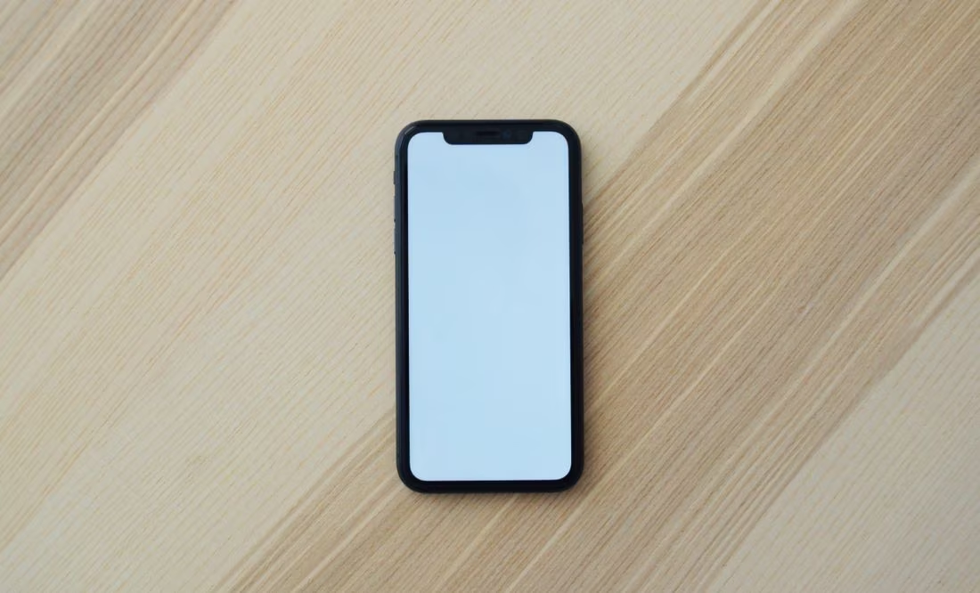 Qué le pasa a tu celular si lo dejas bajo el sol