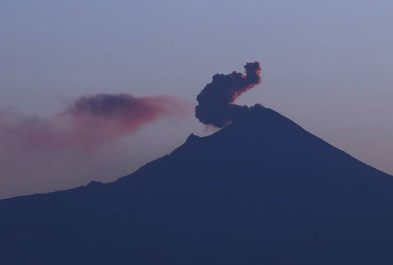 VIDEO. Popocatépetl ‘cautiva’: Captan paso de estrella fugaz mientras registra 2 explosiones
