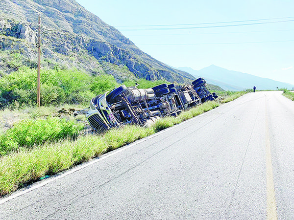 Vuelca tráiler en la carretera 30