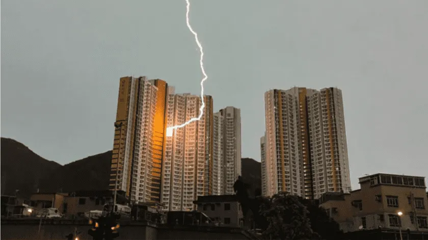 ¡Aterrador! Cae rayo en departamento de Hong Kong