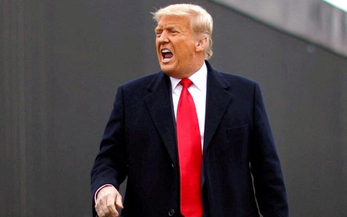 Trump admite haber retenido información militar clasificada, revela CNN