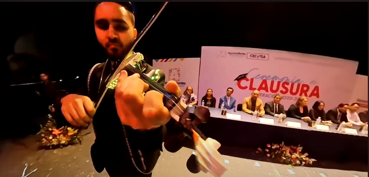Violinista toca ‘Ella baila sola’, de Peso Pluma, en graduación y recibe elogios del público