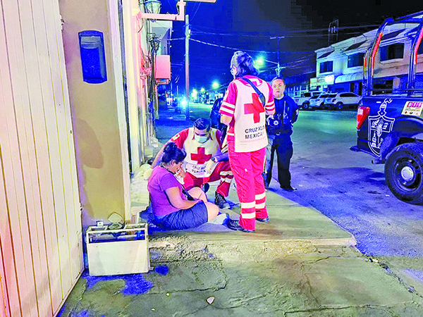 Se desvanece mujer en calles de El Pueblo