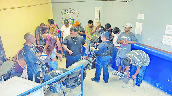Detienen a 15 por inhalar sustancias