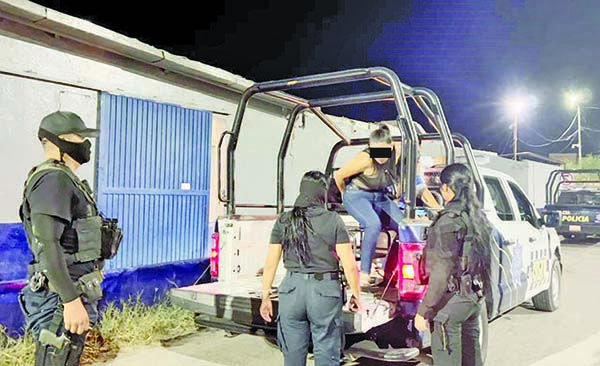 Agrede ebria a mujer policía