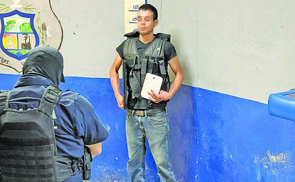 Se disfraza para robar un 12 pack