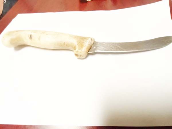 Huyen de adicto cuchillo en mano