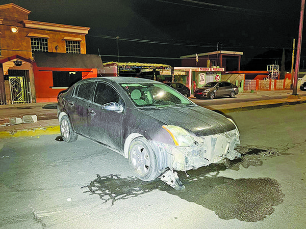 Se impacta Sentra contra jardineras
