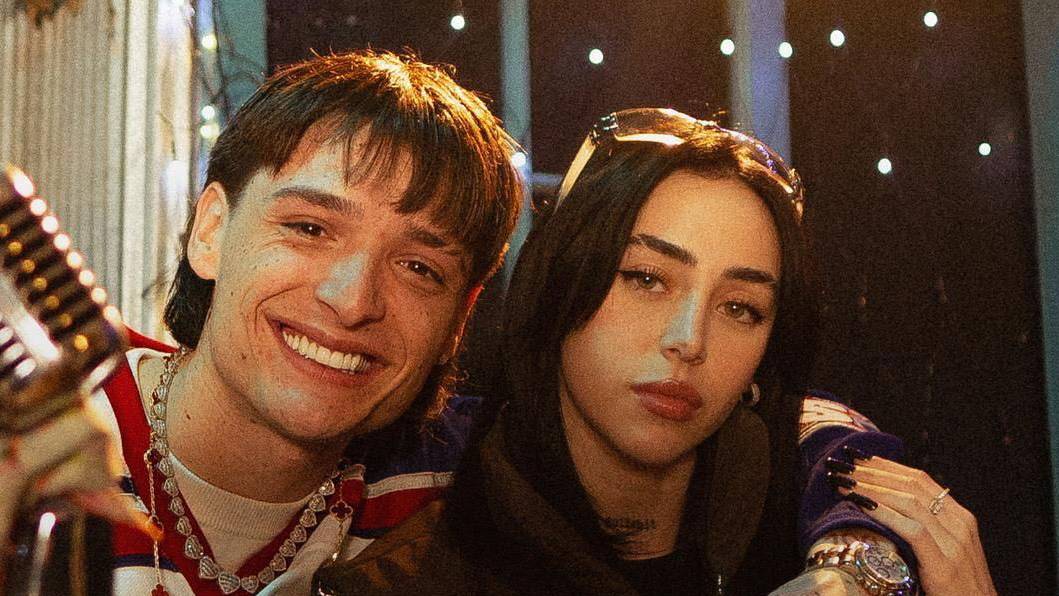 ¿Son novios? Peso Pluma y Nicki Nicole son captados juntos paseando en Disneyland 