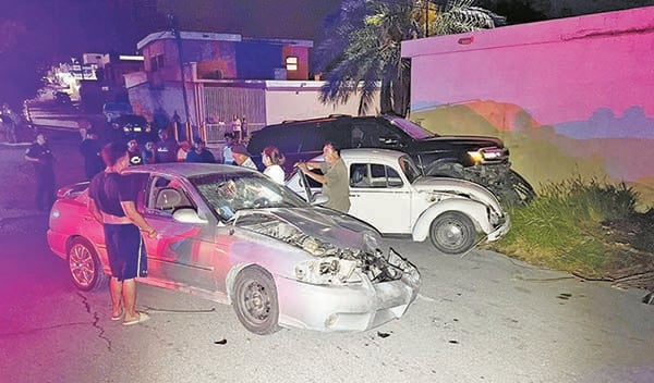 Cuantiosos daños por choque de 3 vehículos