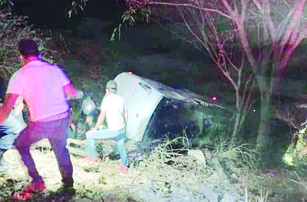 Mueren diez personas al caer autobús a un abismo