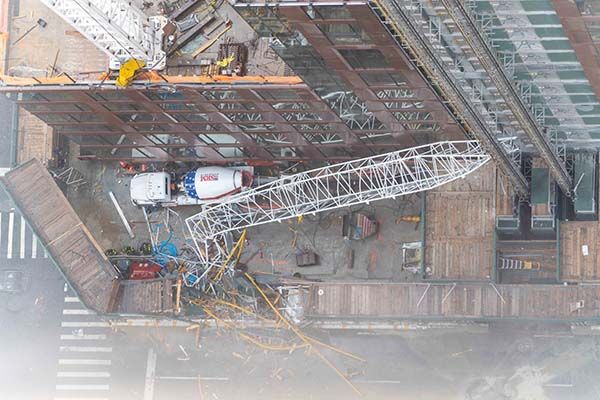 Grúa se incendia y se desploma en NY