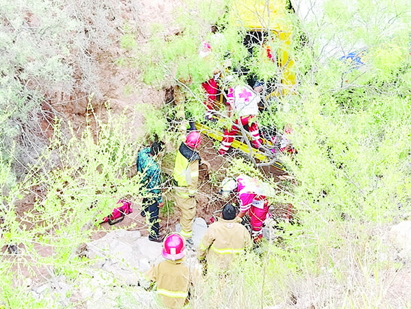 Cae a barranco chofer de torton