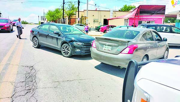 Mujer se pasa alto e impacta vehículo