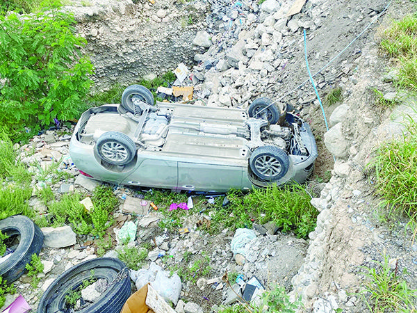 Se desbarranca vehículo en Lomas de San Miguel