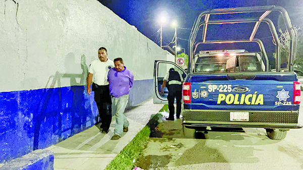 Se pone a pistear en la entrada de Urgencias