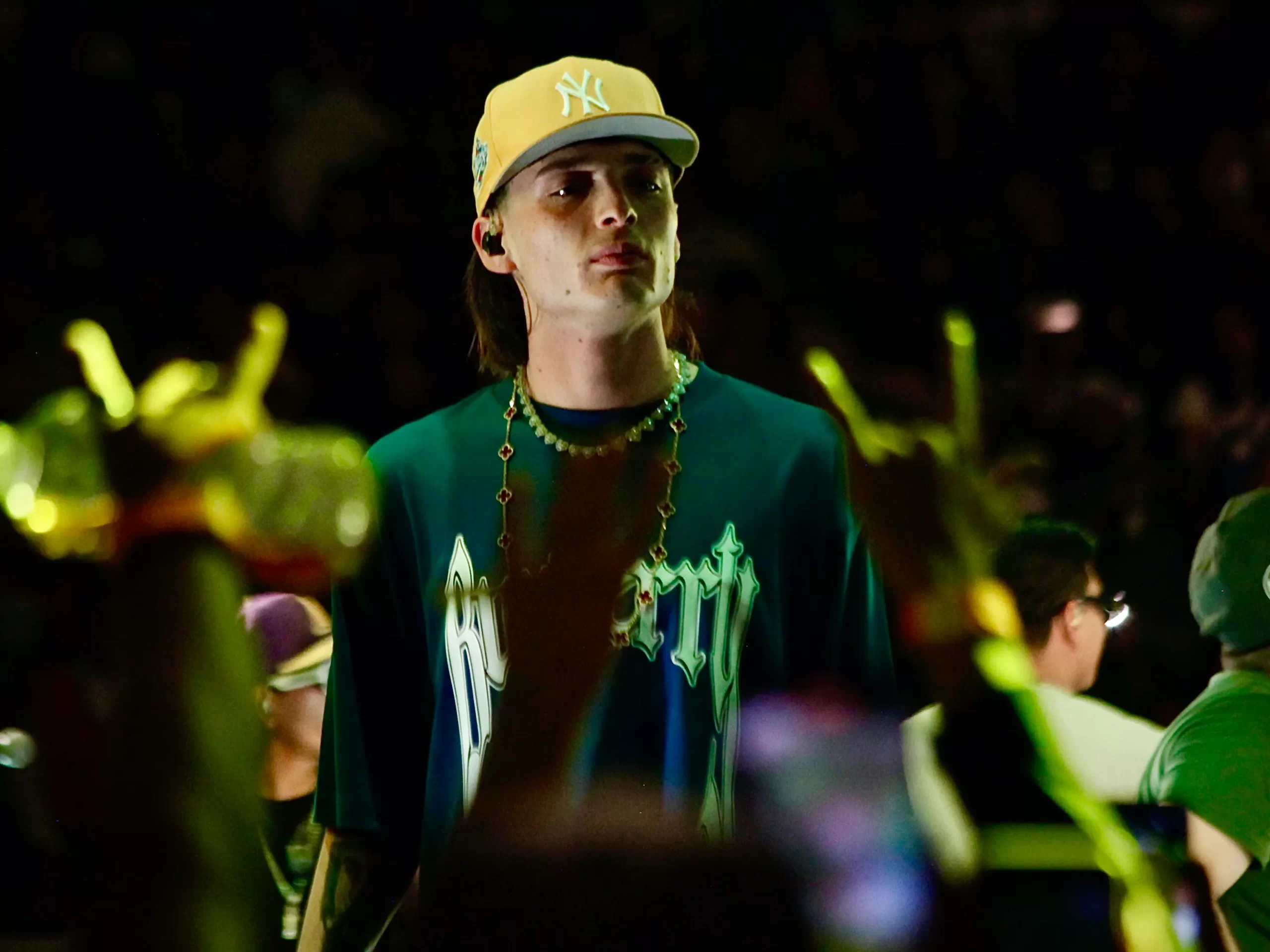 Video: Guardaespaldas de Peso Pluma taclea a fan en concierto