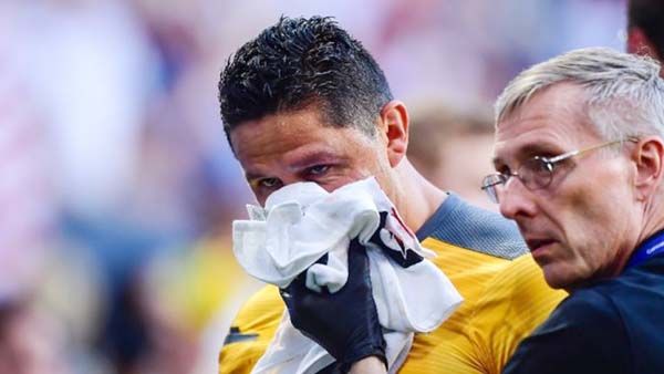 ¡QUÉ DOLOR! ÁRBITRO MEXICANO RECIBE PELOTAZO EN EL JUEGO ENTRE ESTADOS UNIDOS Y CANADÁ EN LA COPA ORO
