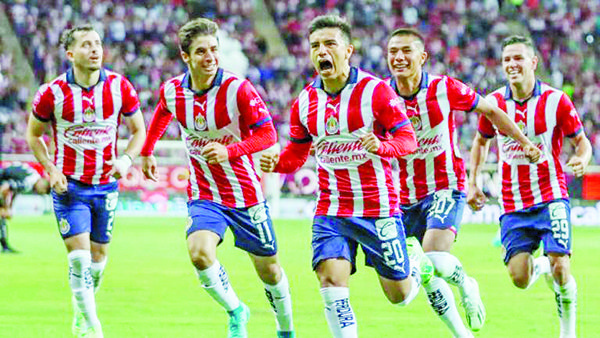 ¡CHIVAS IMPARABLE! LOS ROJIBLANCOS VOLVIERON A GANAR Y SIGUEN DE LÍDERES
