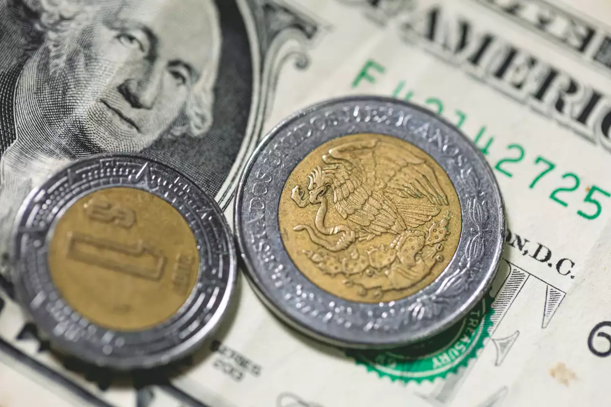 Peso rebota frente al dólar después de tocar las 16 unidades: Se cotiza en 17.25