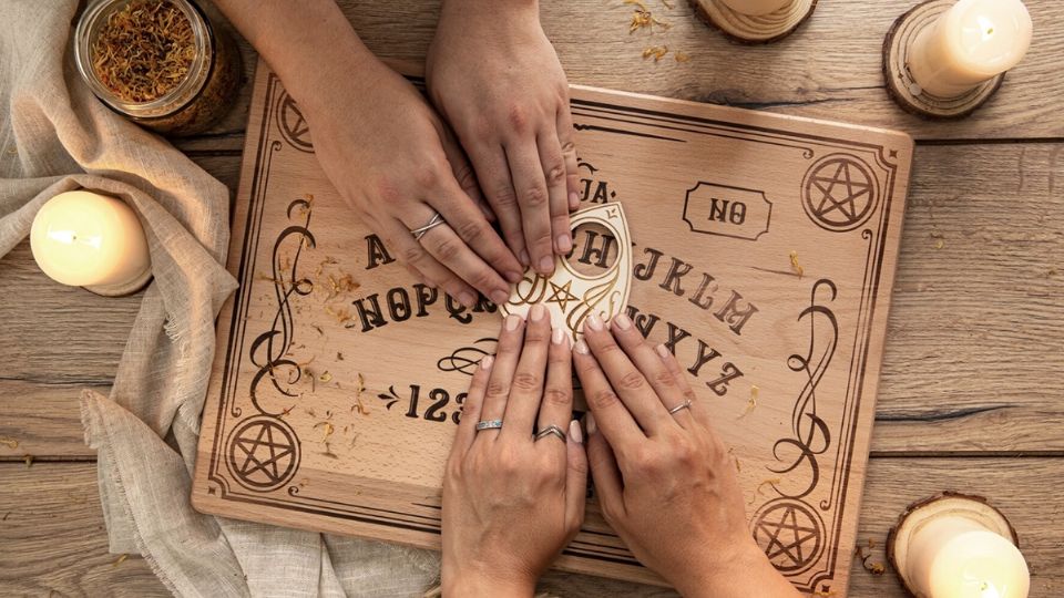 La Ouija se vendía como un juguete para niños: esto es lo que hay detrás del famoso tablero