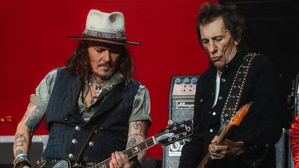 Johnny Depp reaparece después de desmayarse antes de un concierto: las imágenes dieron la vuelta al mundo