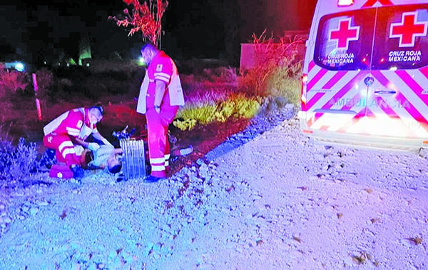 Cae un ebrio en moto sobre grava y maleza