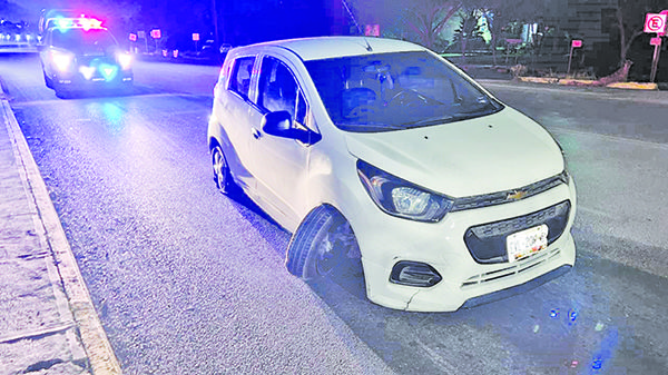 Abandona vehículo sobre carril en Juárez