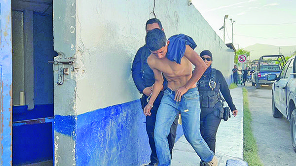 Amenaza con cuchillo a policías por detenerlo