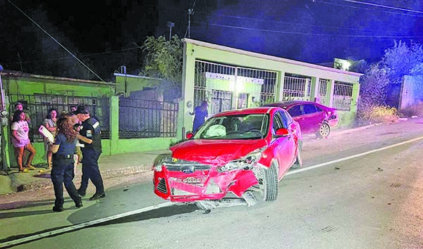 Impacta dos vehículos estacionados y escapa