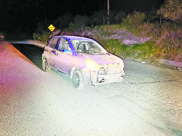 Por daño en rótula sale auto de camino