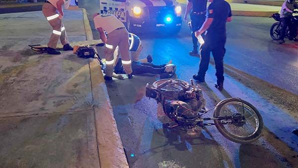 Y otro motociclista impacta estructura