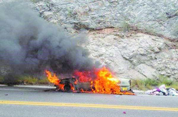 SE INCENDIA AUTO EN LA 57