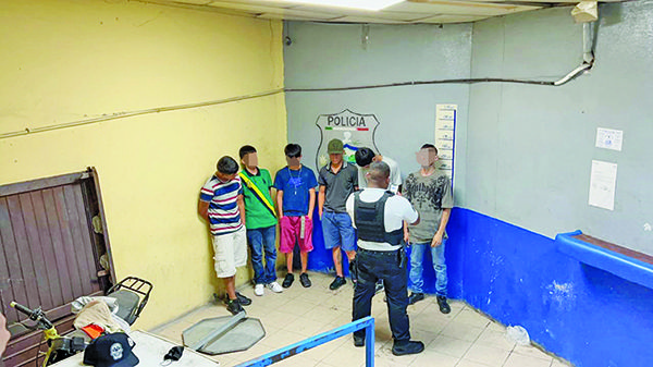 Detienen a 5 menores que lapidaban vehículos