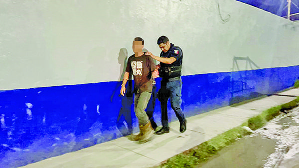 Lo encierran en las celdas por andar de “sospechoso”