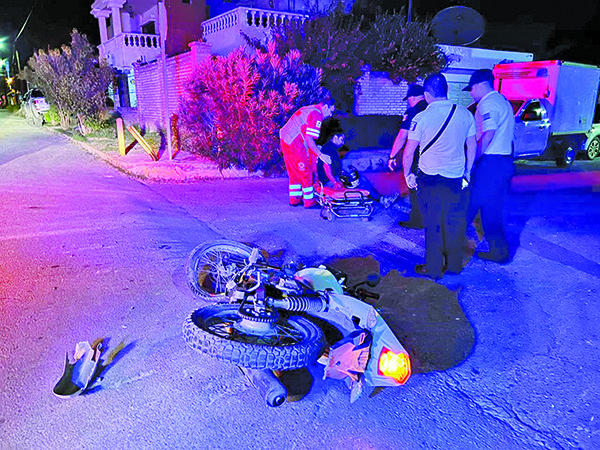 Se atraviesa cafre a un motociclista