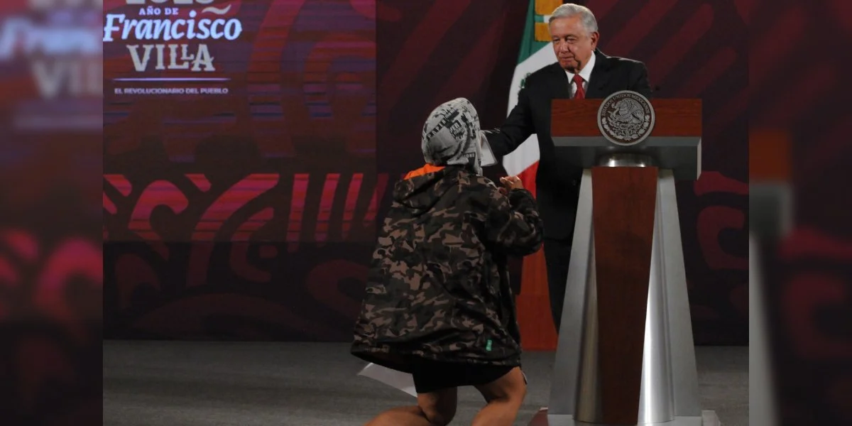 Mujer irrumpe en la mañanera de AMLO para solicitarle ayuda