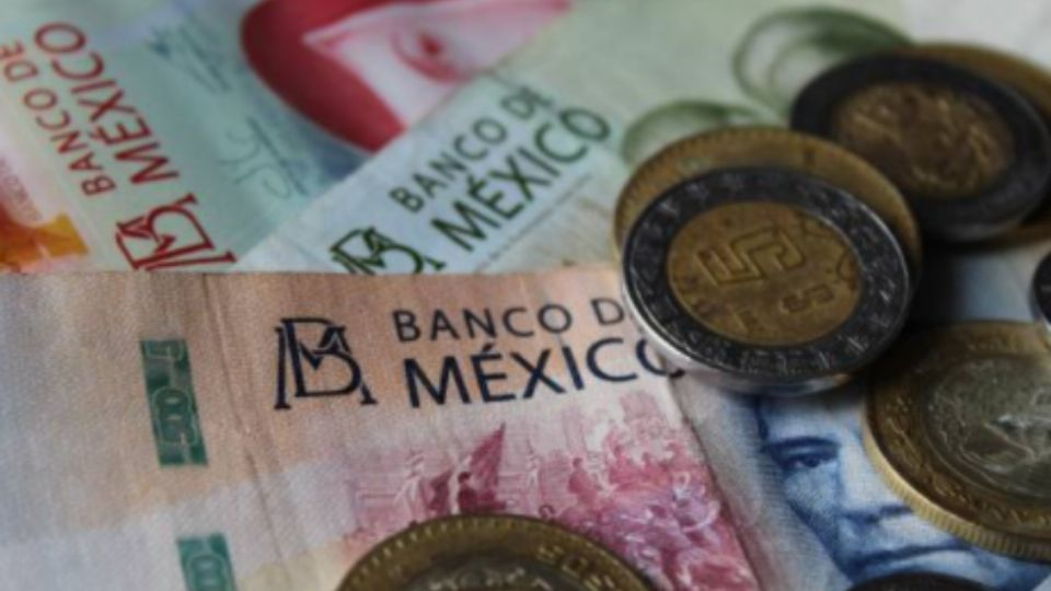El peso mexicano rompe la barrera de las 17 unidades por dólar hoy 13 de julio