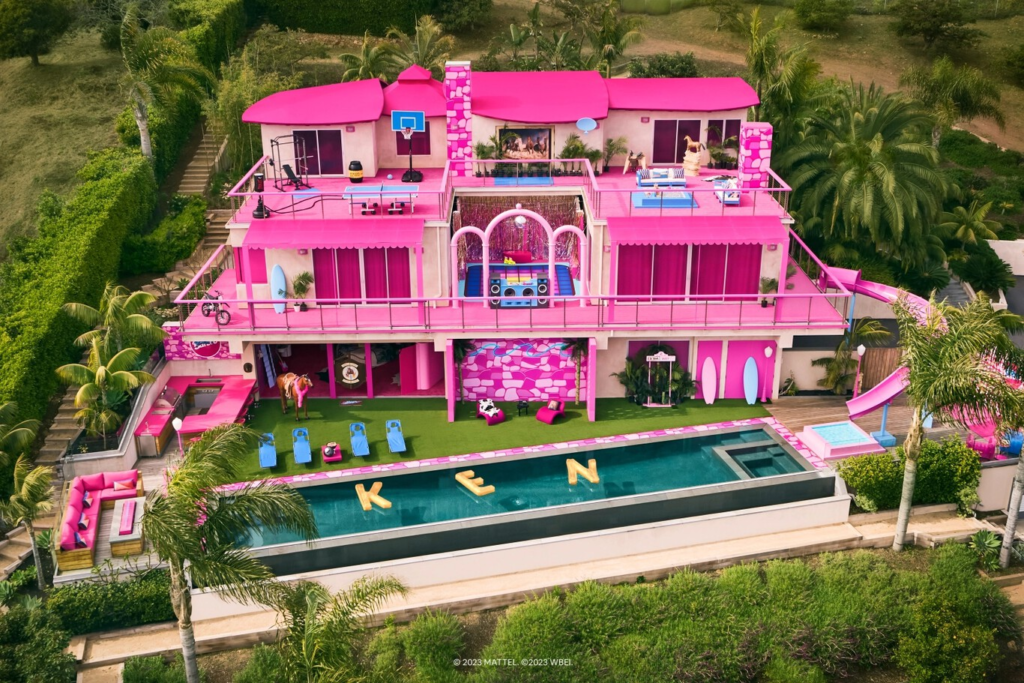 Si quieres pasar unas vacaciones en la casa de Barbie, estás de suerte: Airbnb pone en alquiler la Casa de Ensueño de Malibú (¡y Ken es el anfitrión!)
