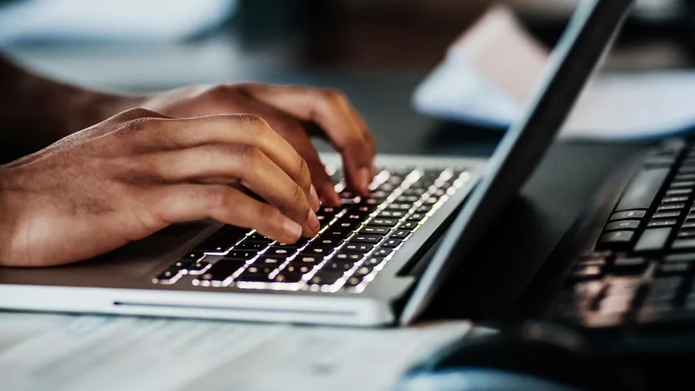 Cuatro formas de arreglar una computadora portátil que se apaga sola